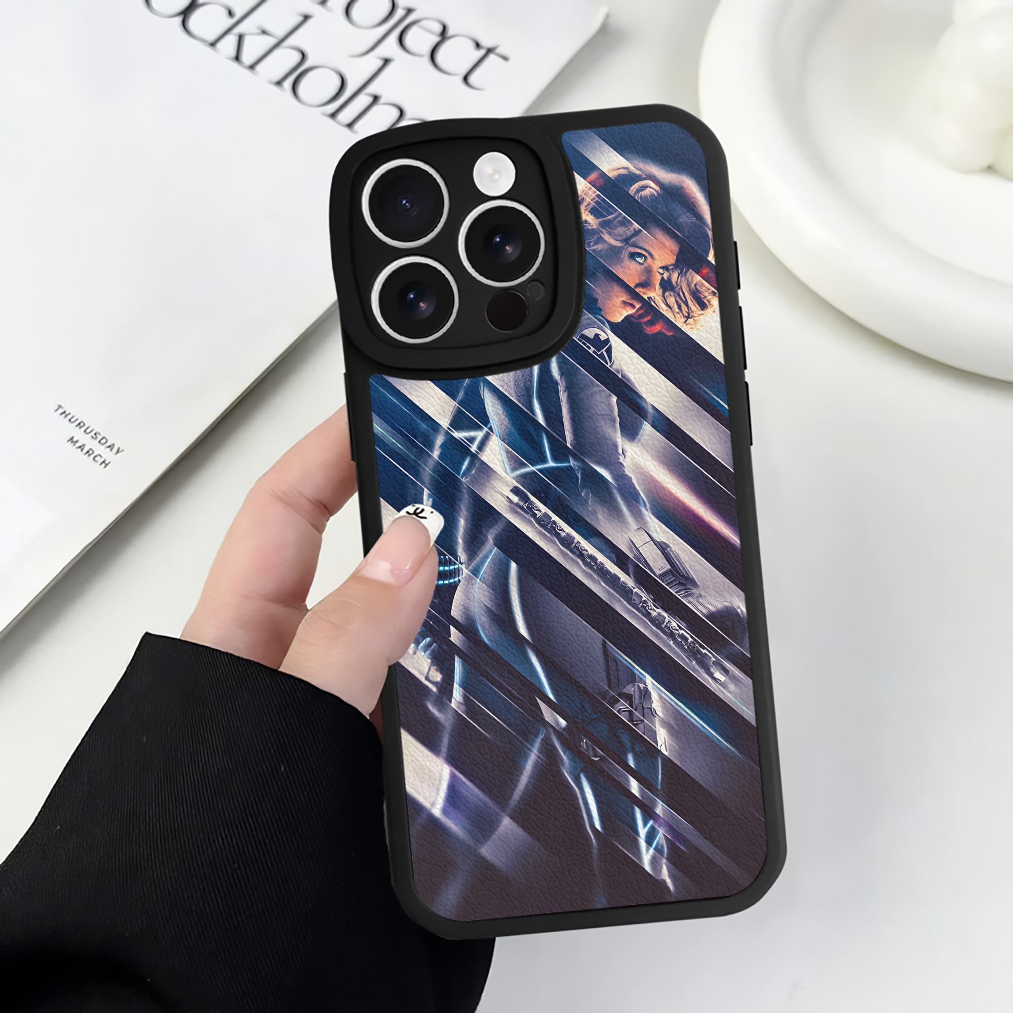 （画像用） アベンジャーズ The Avengers 【iPhone 16シリーズ対応】シリコンスマホケース（レザー調） 材質：シリコン